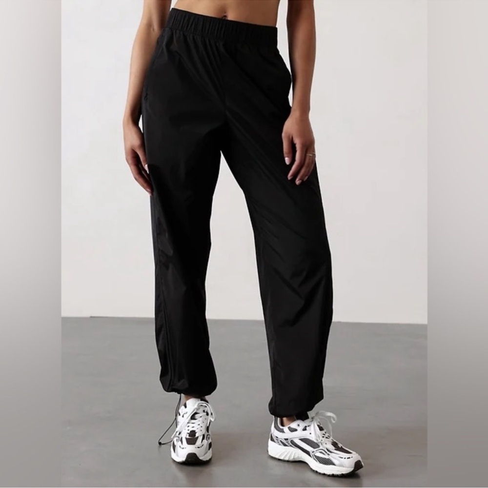 NWT! Athleta Black Water Repellant Rise Pant Joggers - XS 472261 🛍️